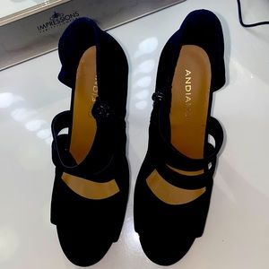 Andiamo 5” Black suede heels size 8